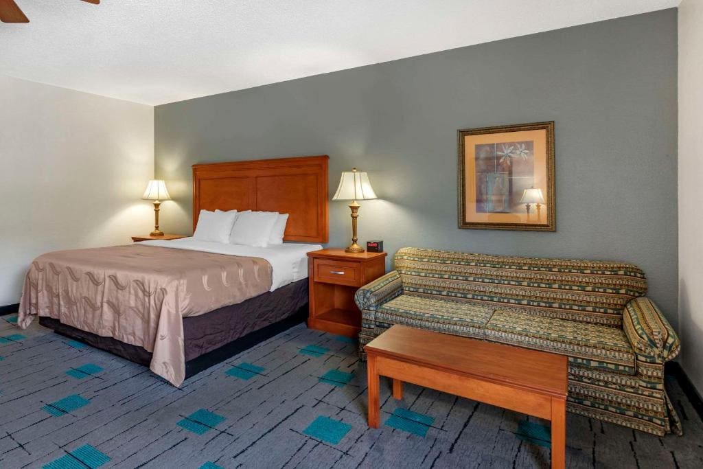 King Suite - Non-Smoking room - Image 1