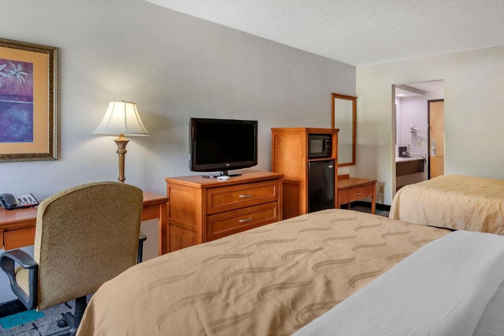 Queen Room with Two Queen Beds - Non-Smoking room - Image 2