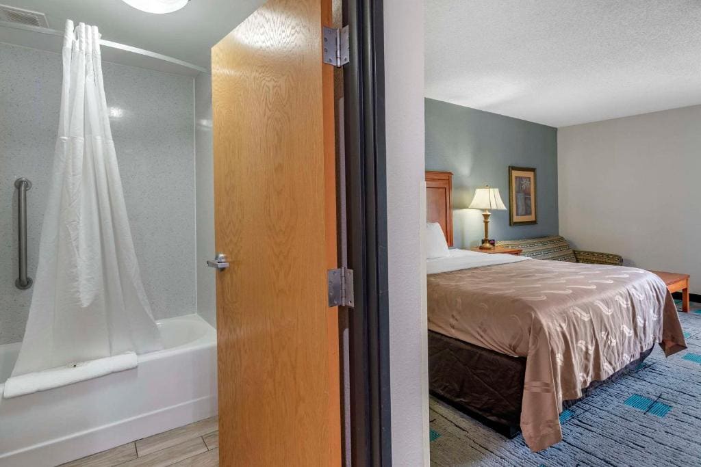 King Suite - Non-Smoking room - Image 3