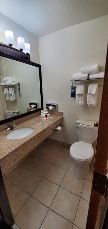 One-Bedroom King Suite - Non-Smoking room - Image 1