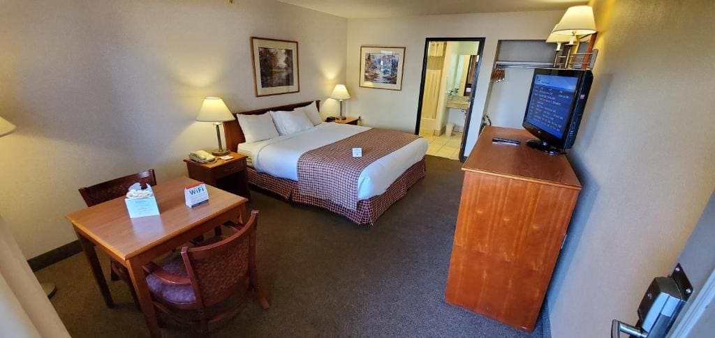 King Room - Disability Access - Non-Smoking room - Image 2
