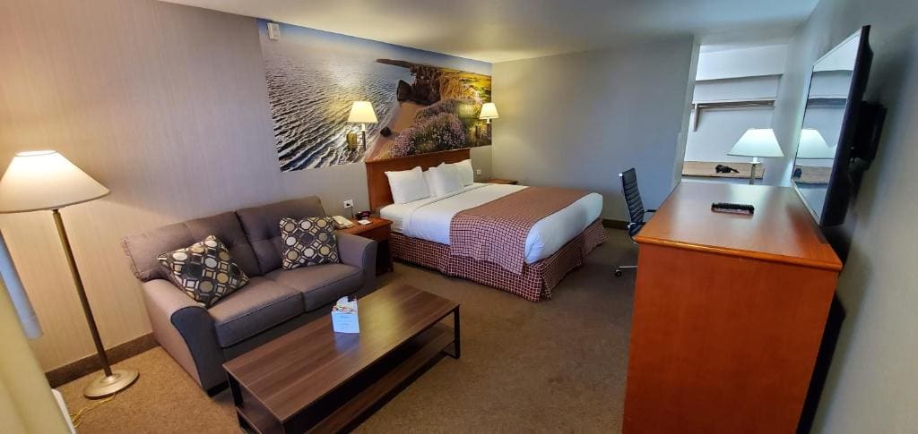 One-Bedroom Deluxe King Suite - Non-Smoking room - Image 2