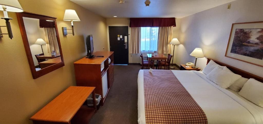 King Room - Disability Access - Non-Smoking room - Image 3