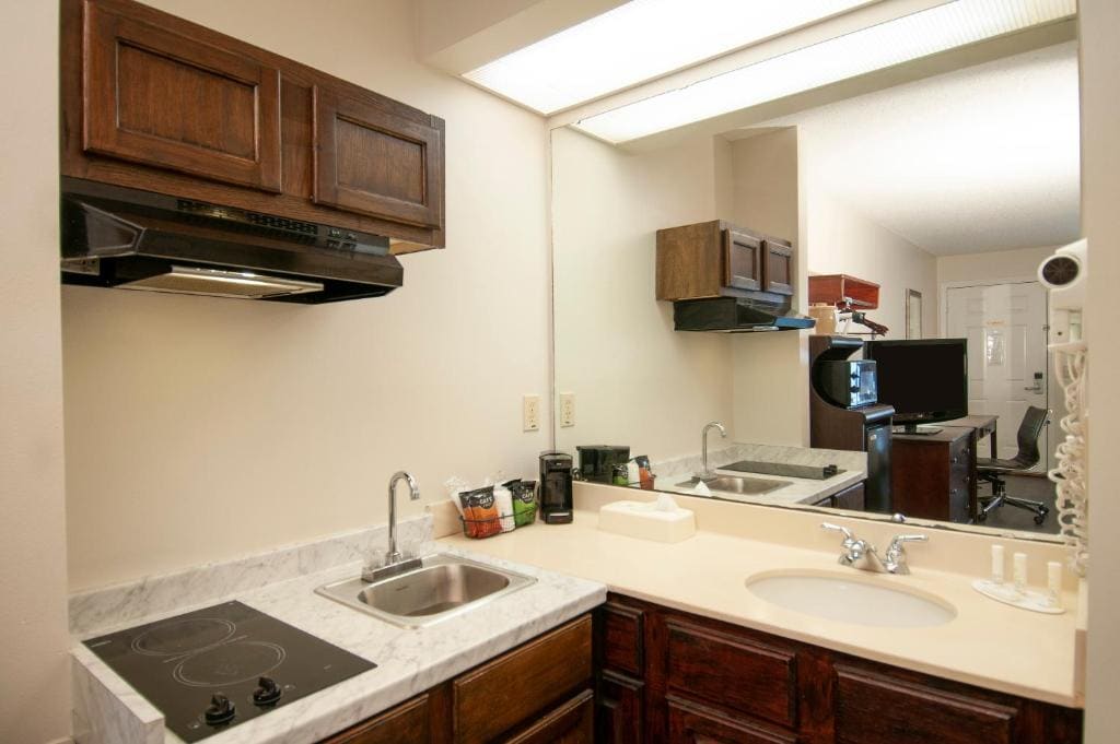 1 King Bed, Efficiency Room, Non-Smoking room - Image 1