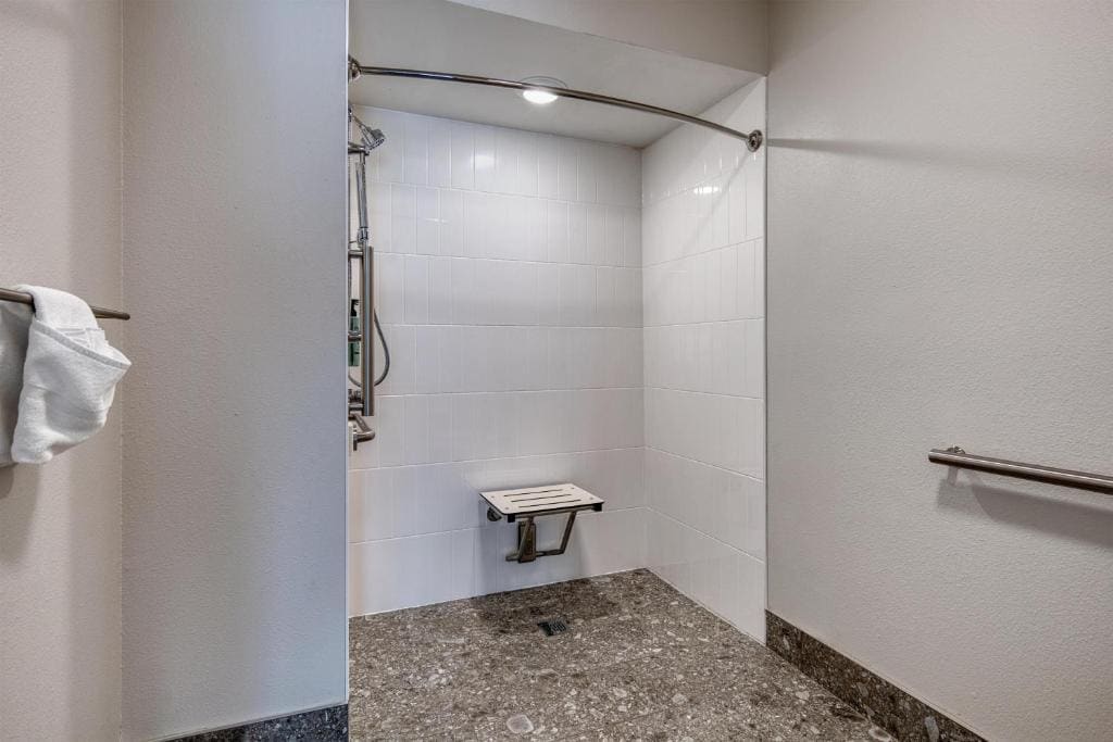 King Room with Roll-in Shower - Disability Access/Non-Smoking room - Image 1