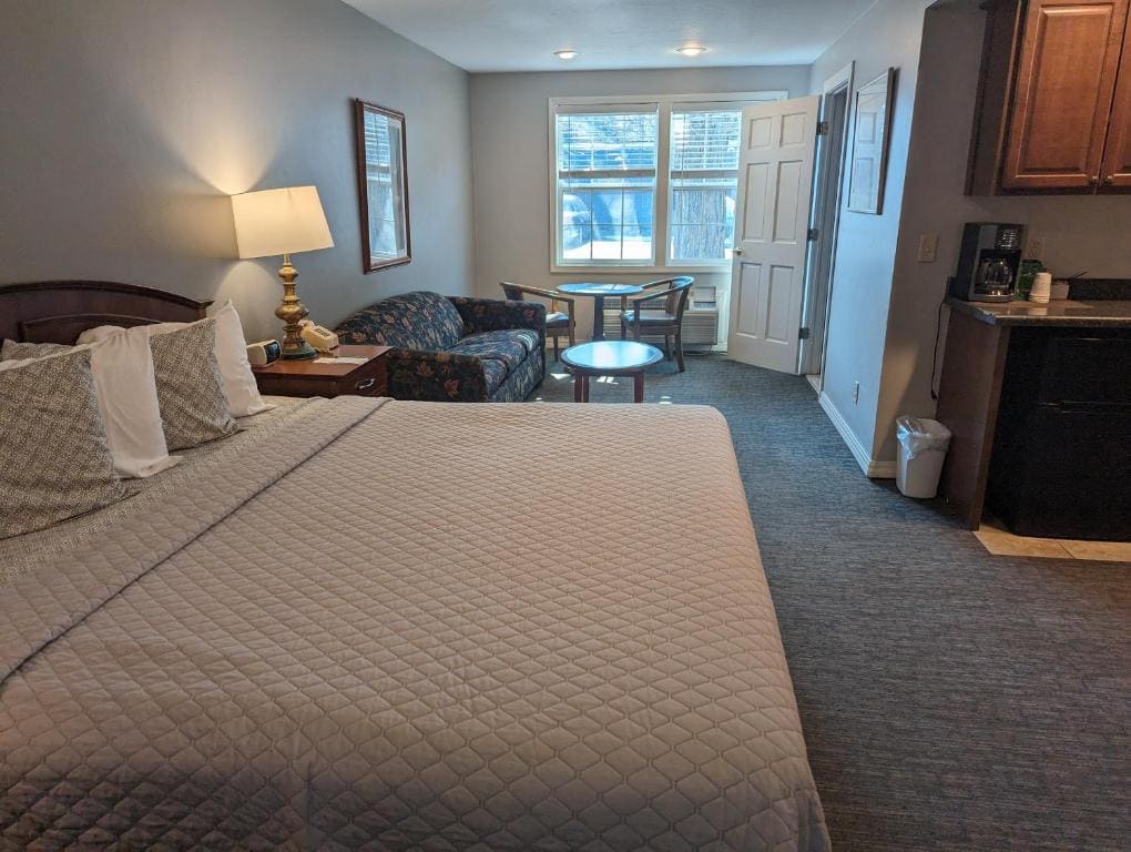 King Room with Sofa Bed - Non-Smoking room - Image 2