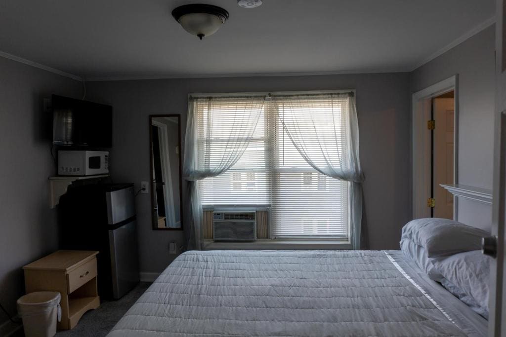 Queen Room with Two Queen Beds room - Image 2