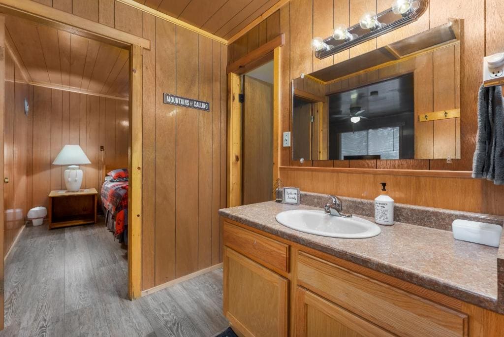 2 Bedroom Panda Bear Cottage room - Image 1