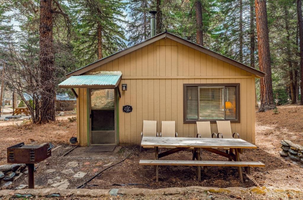 3 Bedroom Black Bear Cottage room - Image 1
