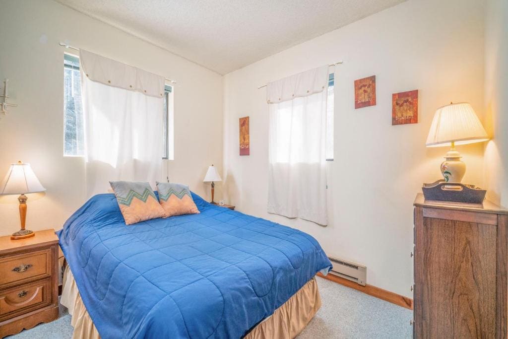 3 Bedroom Creekside Vacation Home room - Image 1