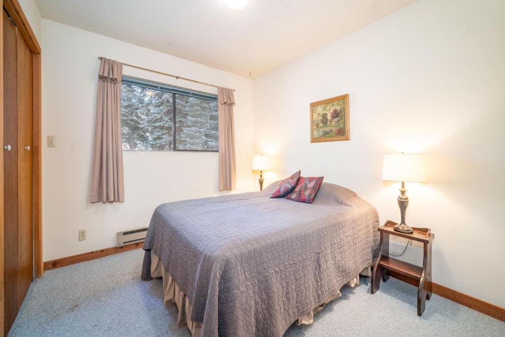3 Bedroom Creekside Vacation Home room - Image 2