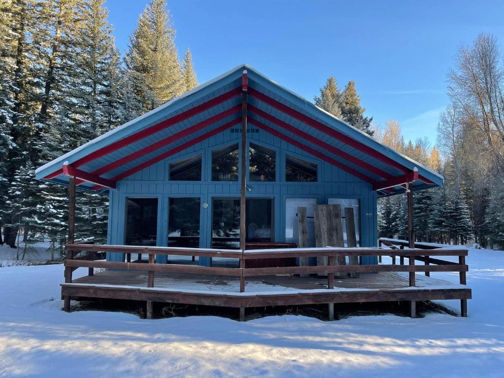 3 Bedroom Creekside Vacation Home room - Image 3