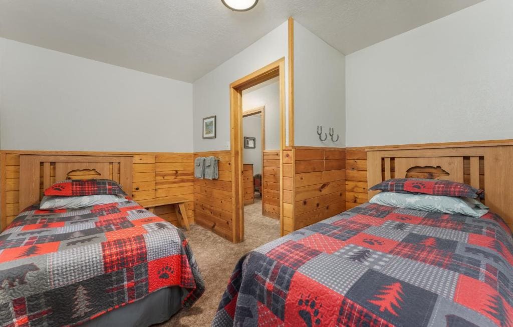 3 Bedroom Kodiak Bear Cottage room - Image 1