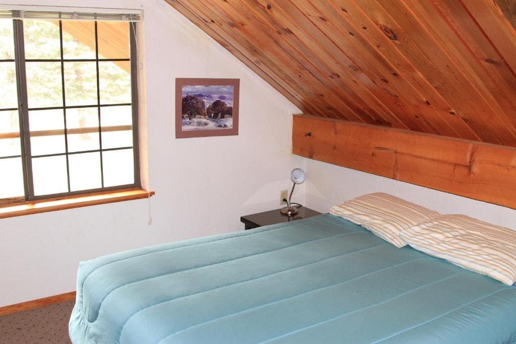 Three-Bedroom House - Ponderosa Creekside Vacation Home room - Image 2