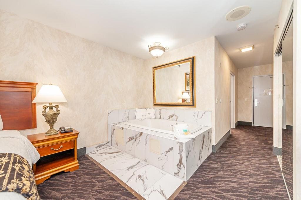 Deluxe King Room with One King Bed, Non-Smoking room - Image 1