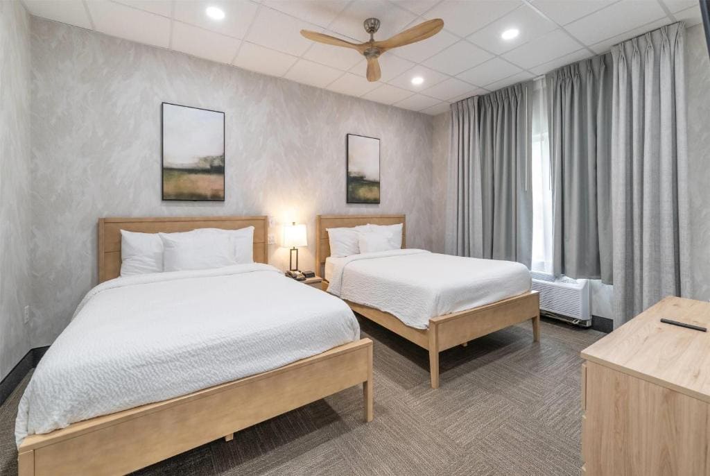 The Grand Suite with One King Bed and Two Queen Beds - Non-Smoking room - Image 3
