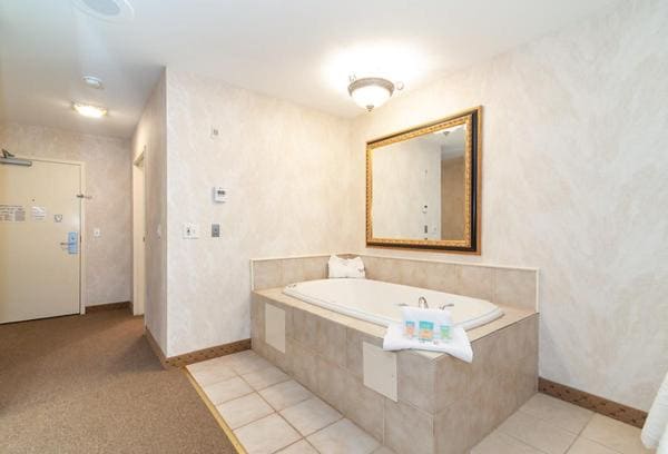 Deluxe King Room with One King Bed, Non-Smoking room - Image 2