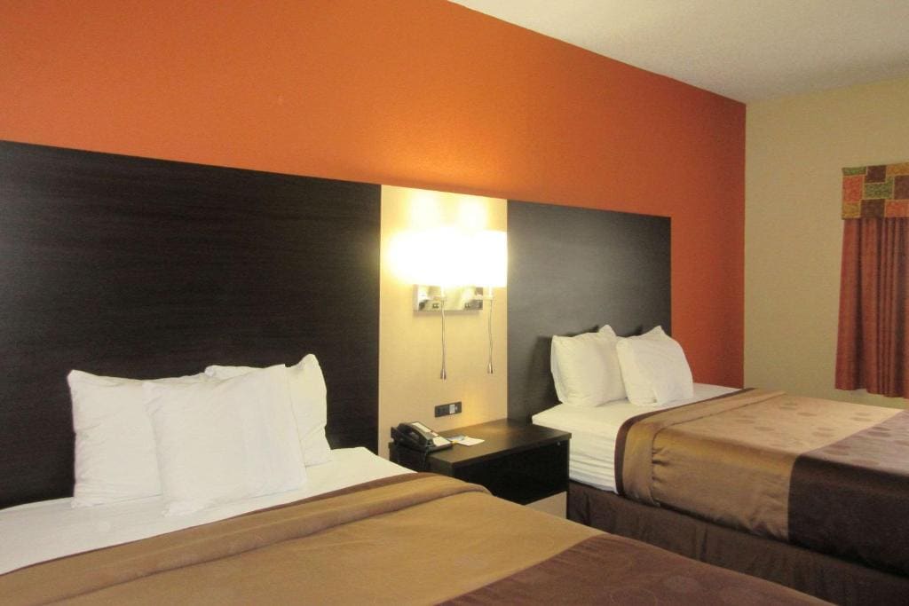 Queen Room with Two Queen Beds - Non-Smoking room - Image 1