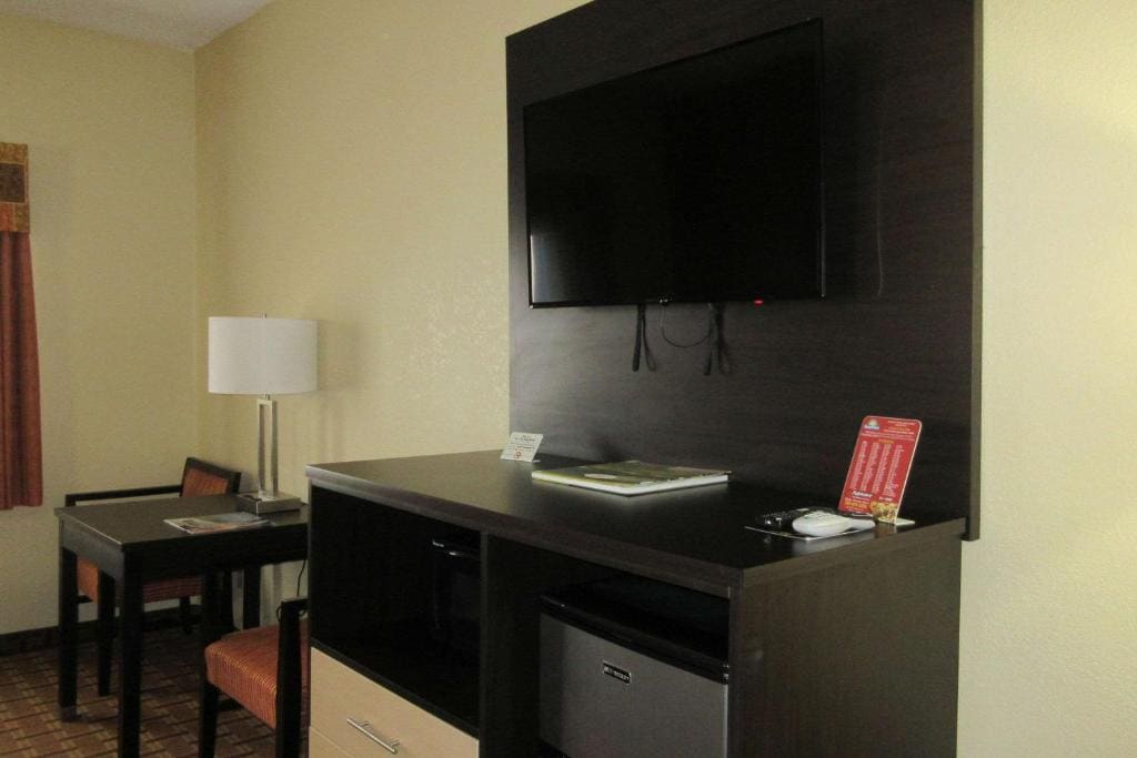 Queen Room with Two Queen Beds - Non-Smoking room - Image 3
