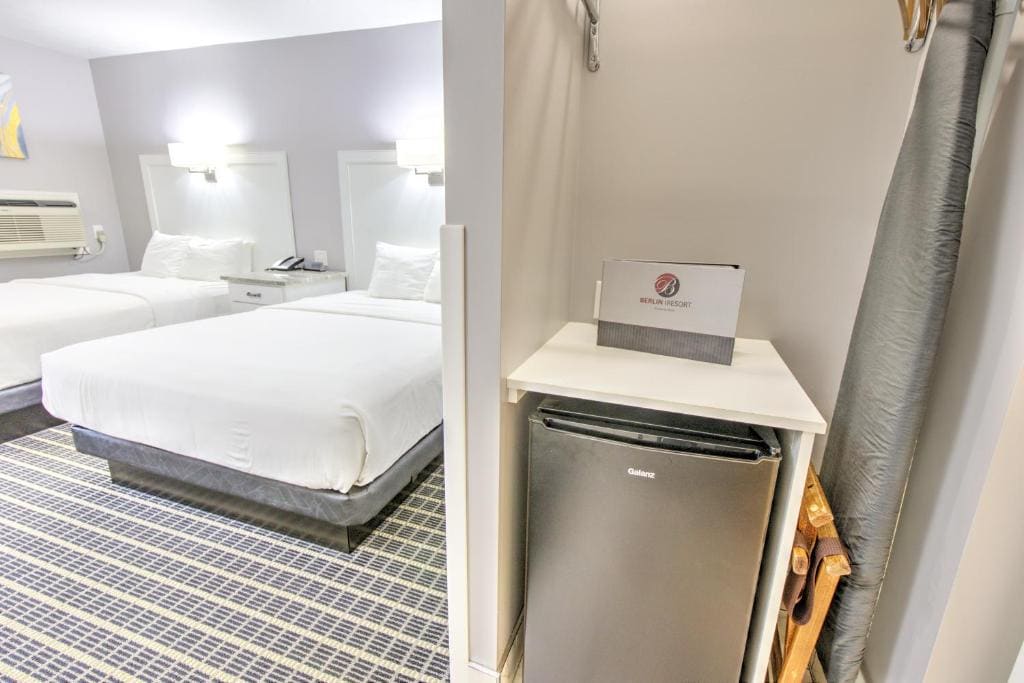 Queen Room with Two Queen Beds room - Image 2