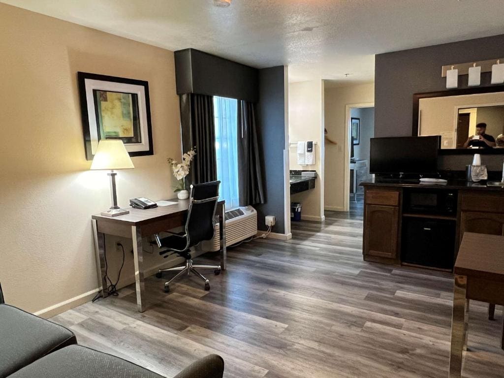 King Suite room - Image 3