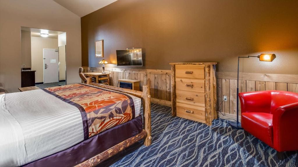 King Suite with Sofa Bed and Wet Bar room - Image 2