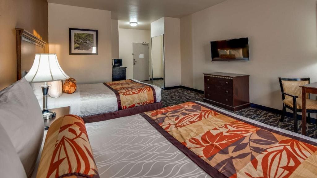 Queen Room with Two Queen beds and Sofa Bed - Wet Bar room - Image 2