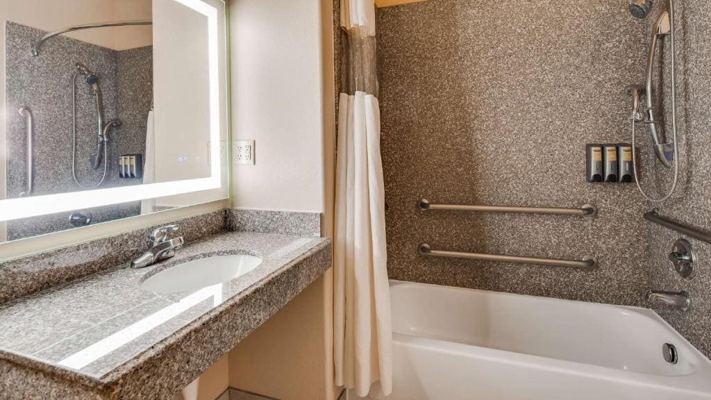 King Room with Spa Bath room - Image 2