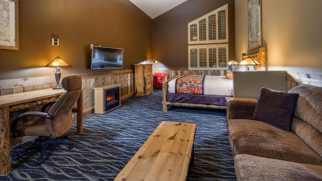 King Suite with Sofa Bed and Wet Bar room - Image 3