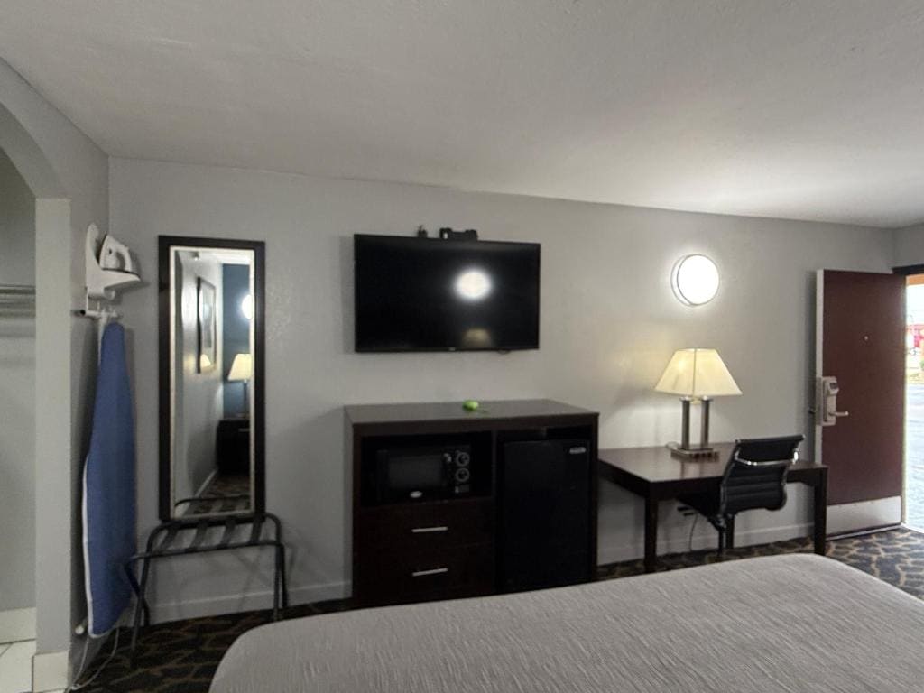 King Room - Non-Smoking room - Image 3