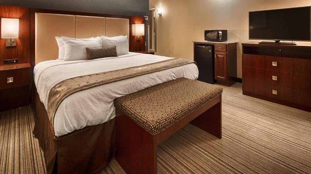 King Suite with Bath Tub, Sofa Bed and Kitchenette - Disability/Non-Smoking room - Image 3