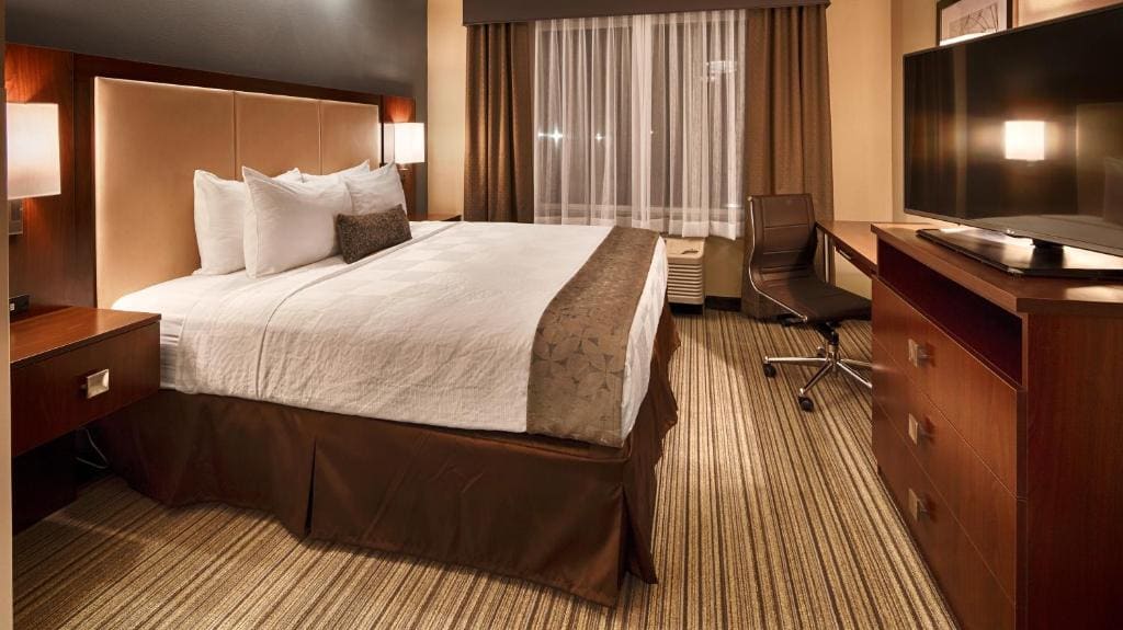 King Room with Walk-in Shower - Mobility Access/Non-Smoking room - Image 1