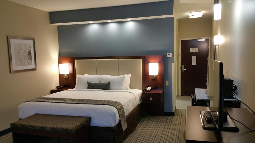 King Suite with Bath Tub, Sofa Bed and Kitchenette - Disability/Non-Smoking room - Image 2