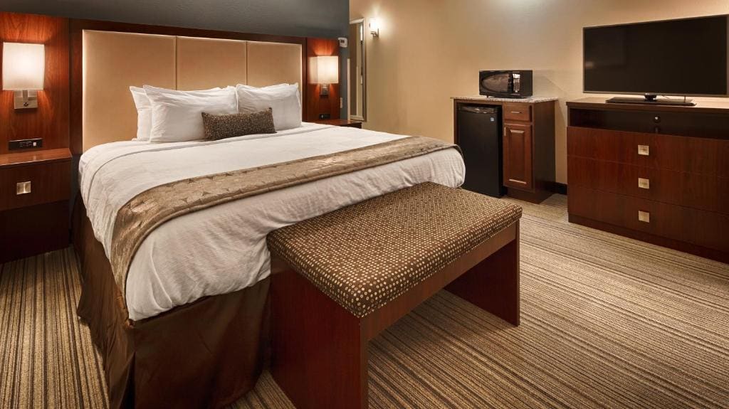 King Suite with Kitchenette - Non-Smoking room - Image 3