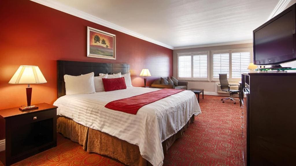 Mini King Suite with View and Roll-In Shower - Disability Access/Non-Smoking room - Image 3