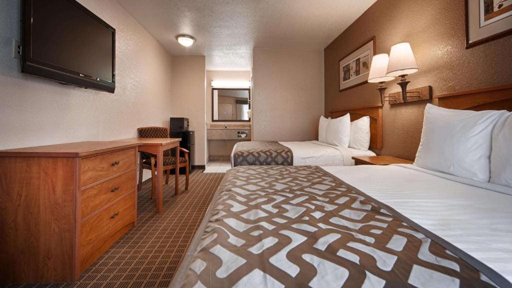 Queen Room with Two Queen Beds - Non Smoking room - Image 3
