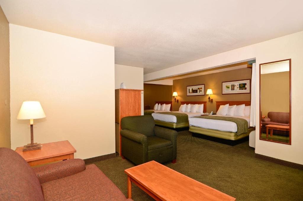 Queen Room with Three Queen Beds - Non smoking room - Image 2