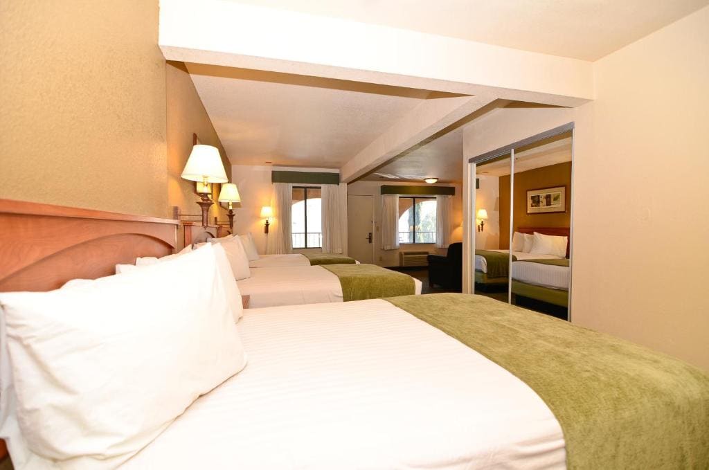 Queen Room with Three Queen Beds - Non smoking room - Image 3