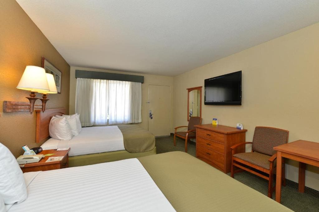 Queen Room with Two Queen Beds - Non Smoking room - Image 1
