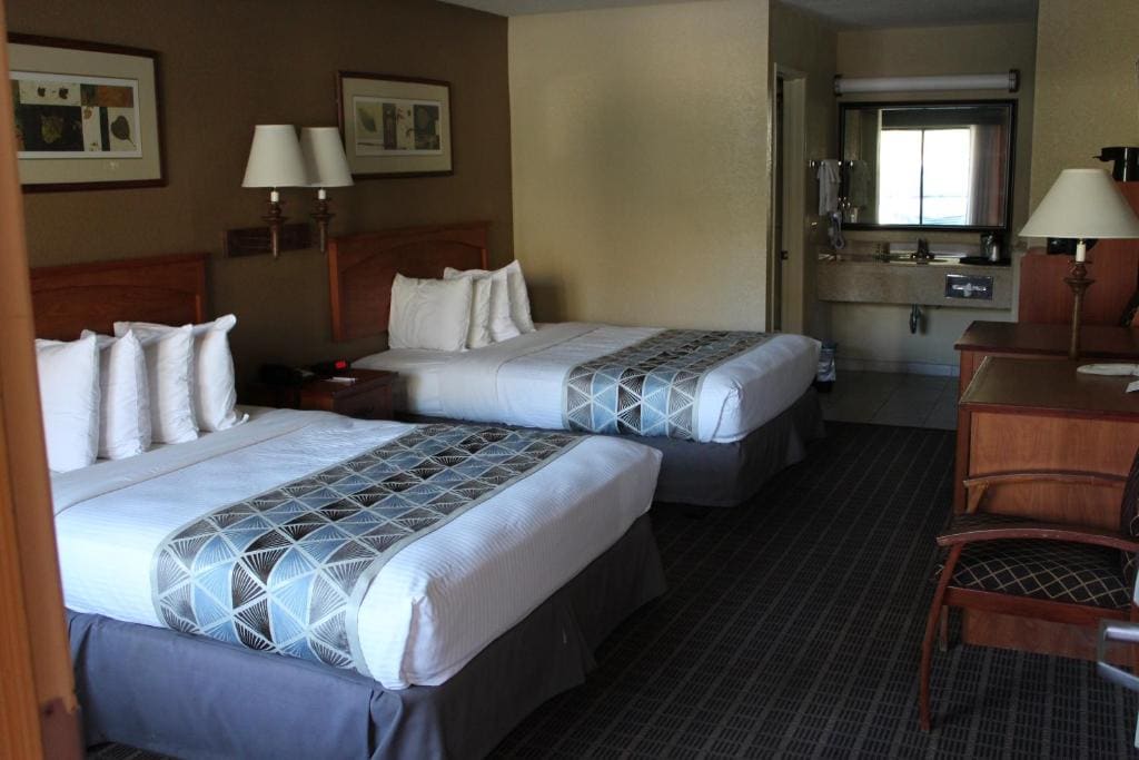 Queen Room with Two Queen Beds - Non Smoking room - Image 2