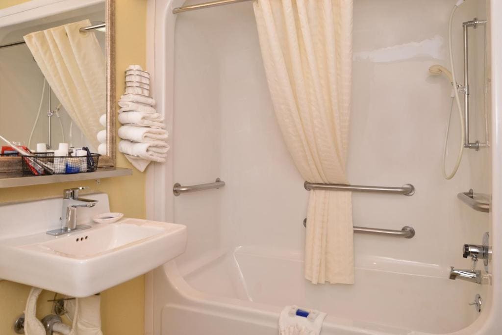 Queen Room - Disability Access Tub room - Image 1