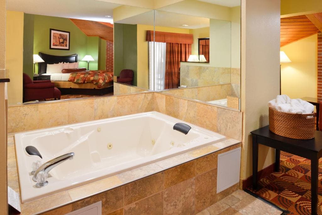King Suite with Balcony - Non-Smoking room - Image 2