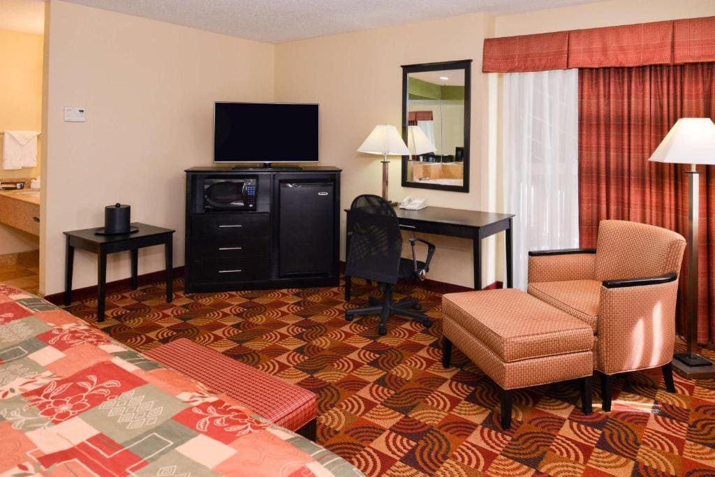 King Suite with Balcony - Non-Smoking room - Image 1
