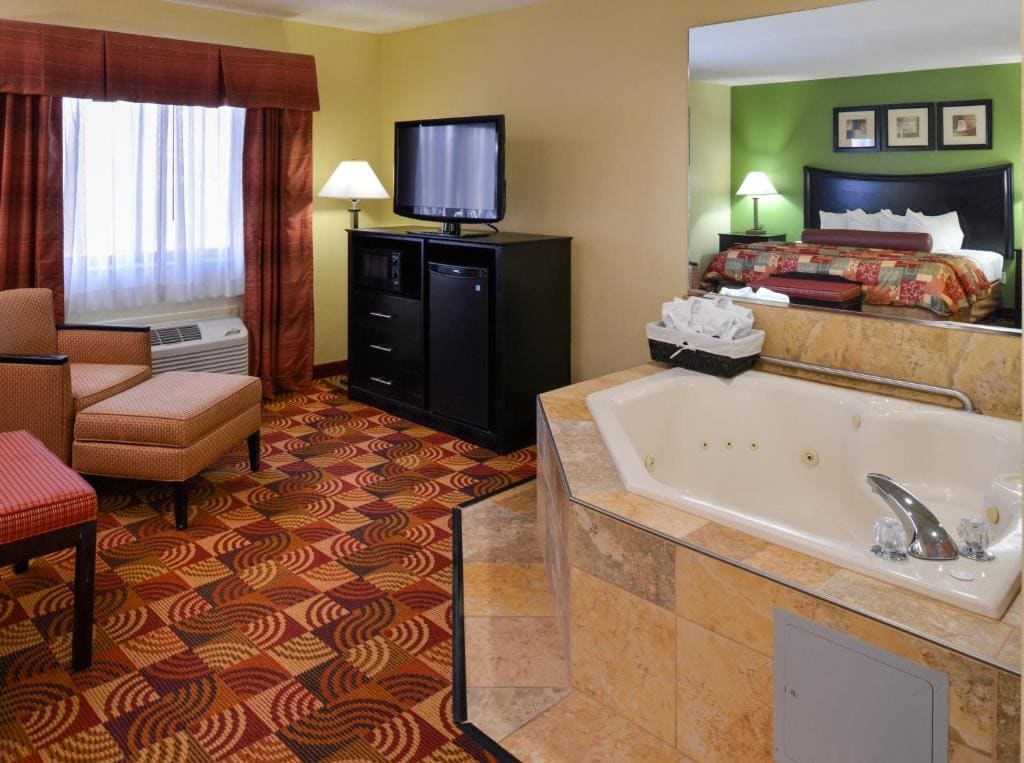 King Suite with Bathtub - Mobility Accessible/Non-Smoking room - Image 1