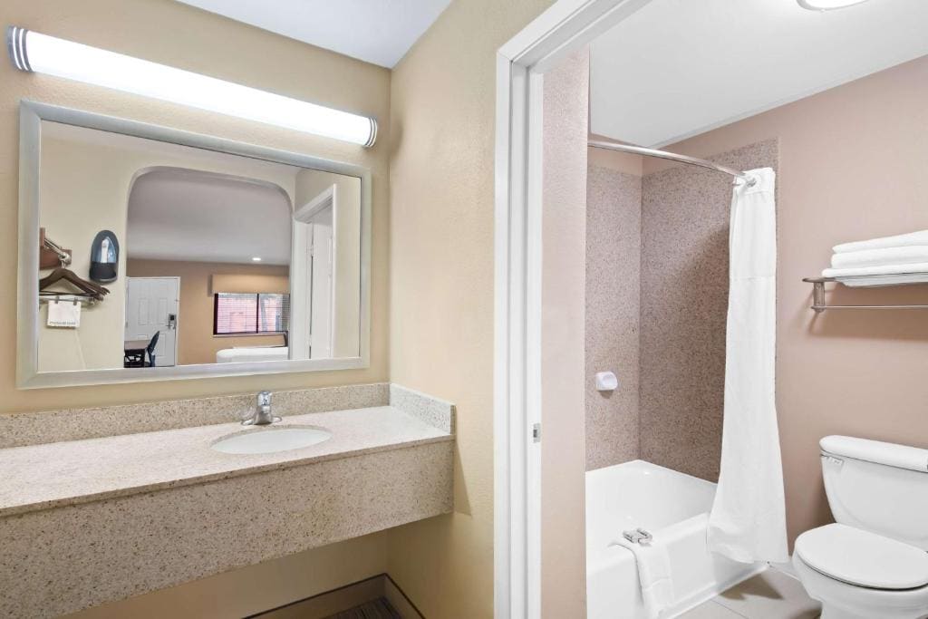 Queen Room with Two Queen Beds - Non Smoking room - Image 3