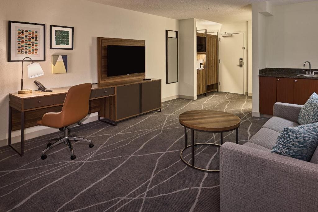 One-Bedroom King Suite - Top Floor room - Image 3