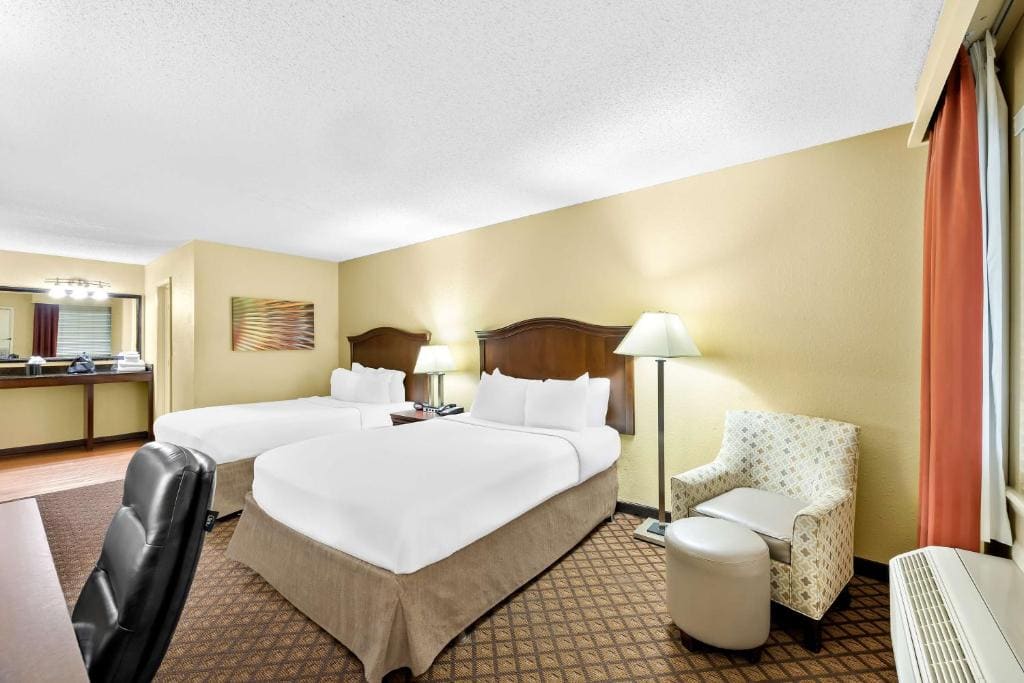 Queen Room with Two Queen Beds - Non-Smoking room - Image 1