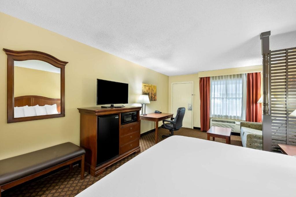 King Suite - Non-Smoking room - Image 2