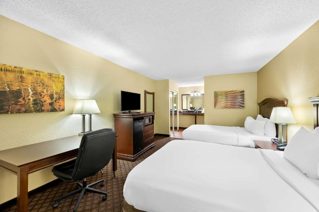 Queen Room with Two Queen Beds - Non-Smoking room - Image 2