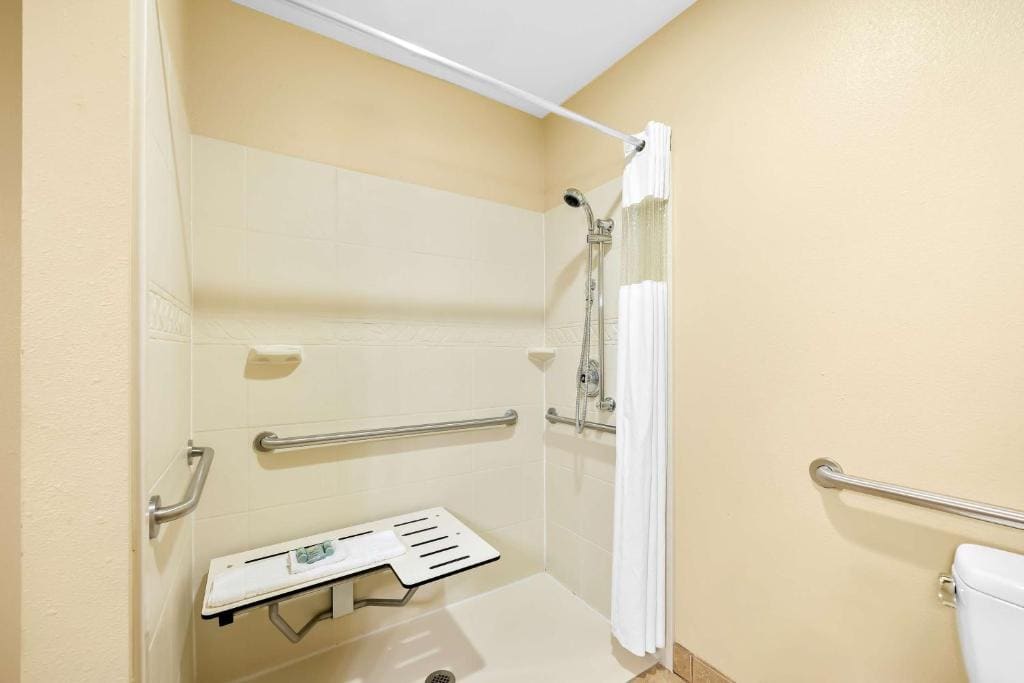 Queen Room with Two Queen Beds with Roll-In Shower - Mobility Access room - Image 2